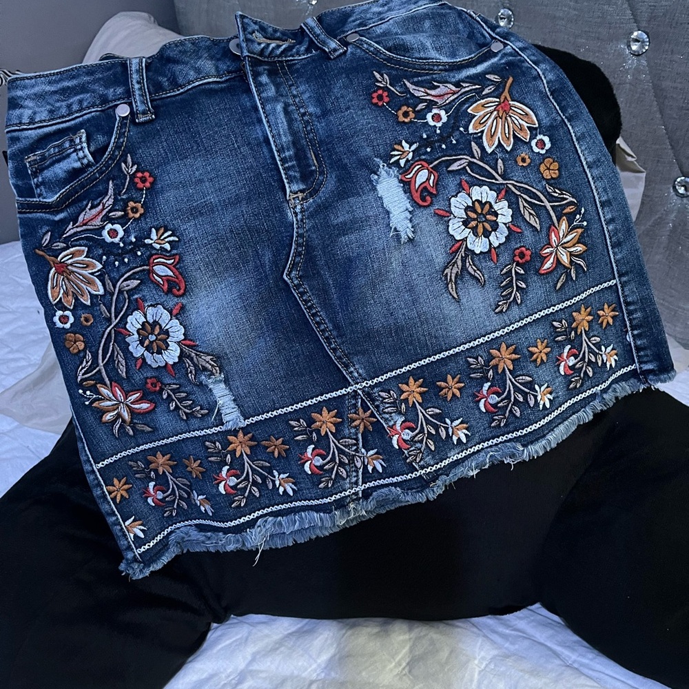 Denim mini skirt with floral embroidery